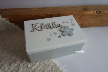 Dřevěné bedýnky s kytičkami