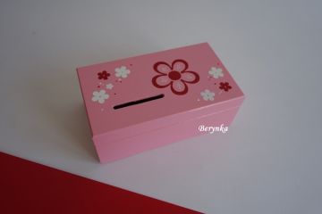 Dřevěná pokladnička s kytičkou