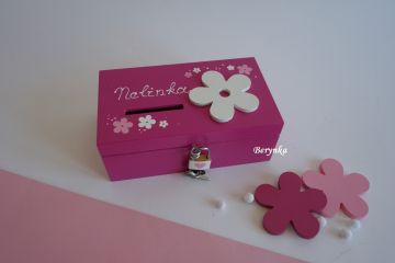 Dřevěná pokladnička s kytičkou