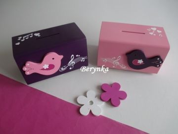 Dřevěná pokladnička s ptáčkem