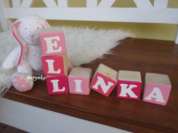 Dřevěné kostičky v růžových odstínech