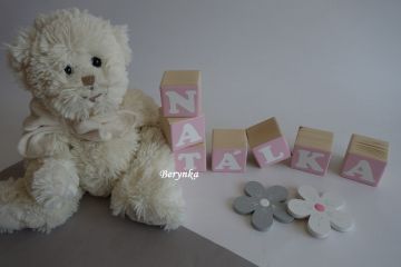 Dřevěné kostičky v růžových odstínech