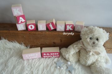 Dřevěné kostičky v růžových odstínech