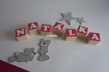 Dřevěné kostičky v růžových odstínech