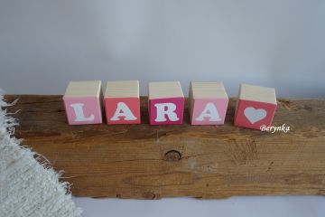 Dřevěné kostičky v růžových odstínech