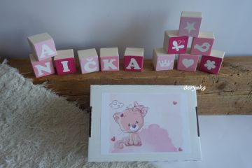 Dřevěné kostičky v růžových odstínech