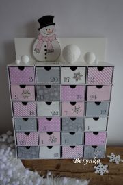 Adventní kalendář bílo-růžový se sněhulákem