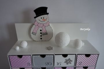 Adventní kalendář bílo-růžový se sněhulákem