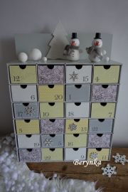 Adventní kalendář šedo-žlutý se sněhuláčky