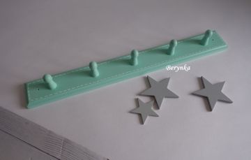 Dřevěný věšák s čárkovaným lemem