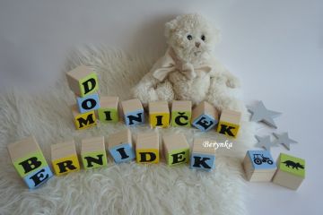 Dřevěné kostičky modro-zeleno-žluté