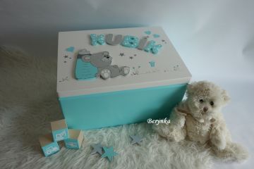 Dřevěná bedýnka s medvídkem s lahvičkou - v různých barvách pro kluky