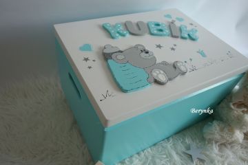 Dřevěná bedýnka s medvídkem s lahvičkou - v různých barvách pro kluky