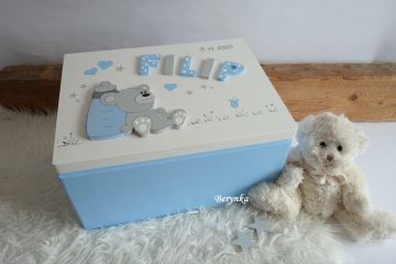 Dřevěná bedýnka s medvídkem s lahvičkou - v různých barvách pro kluky