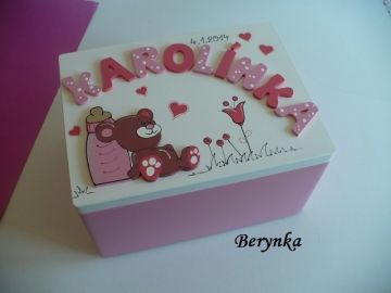 Dřevěná bedýnka s medvídkem s lahvičkou - v různých barvách pro kluky