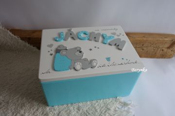 Dřevěná bedýnka s medvídkem s lahvičkou - v různých barvách pro kluky