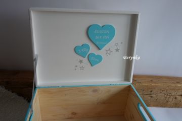 Dřevěná bedýnka s medvídkem s lahvičkou - v různých barvách pro kluky