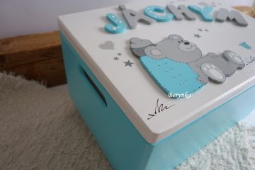 Dřevěná bedýnka s medvídkem s lahvičkou - v různých barvách pro kluky