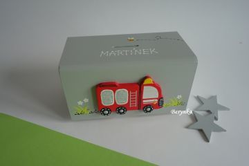 Dřevěná pokladnička s hasičským autem