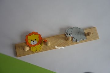 Dětský věšák s různými zvířátky