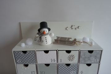 Adventní kalendář *bílo-šedý* se sněhulákem - různá provedení