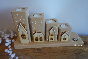 Adventní svícen stupňovitý s přírodními domečky - různé barvy