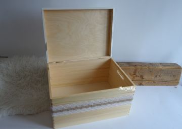 Dřevěná bedýnka s vyřezaným srdíčkem