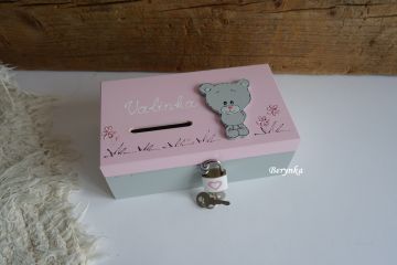 Dřevěná pokladnička s méďou