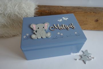 Dřevěná bedýnka s vyřezaným jménem a slonem