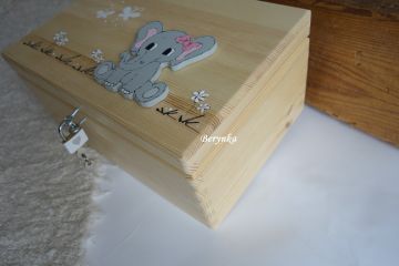 Dřevěná bedýnka s vyřezaným jménem a slonem