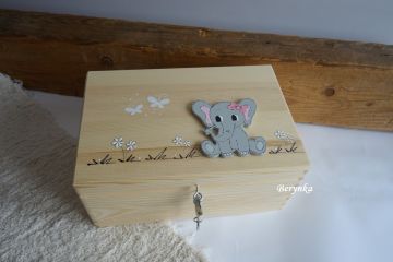 Dřevěná bedýnka s vyřezaným jménem a slonem