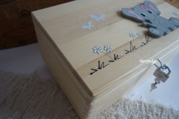 Dřevěná bedýnka s vyřezaným jménem a slonem