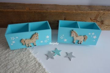 Dřevěný stojánek na tužky s koníkem