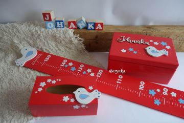 Dekorace červené v ptáčkem