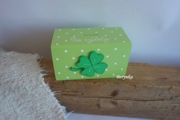 Dřevěná pokladnička se čtyřlístkem