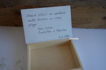 Svatební krabička s malovanými kytičkami