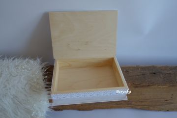 Svatební krabička s malovanými kytičkami