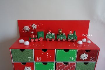 Adventní kalendář červeno.zelený s mašinkou