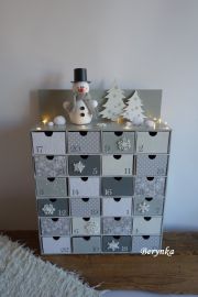 Adventní kalendář šedý se sněhulákem