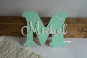 Dřevěné písmeno se jménem a hvězdičkami