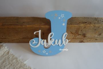 Dřevěné písmeno se jménem a hvězdičkami