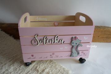 Dřevěná bedýnka s kočičkou
