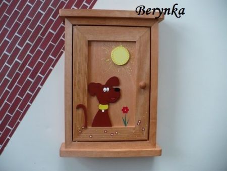Dřevěná skříňka na klíče s pejskem