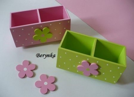 Dřevěný stojánek na tužky s kytičkou