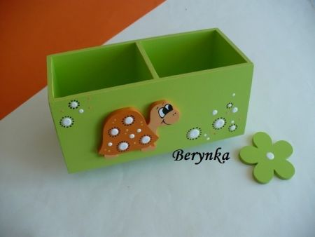 Dřevěný stojánek na tužky se želvičkou