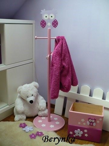 Věšák - němý sluha se sovičkou