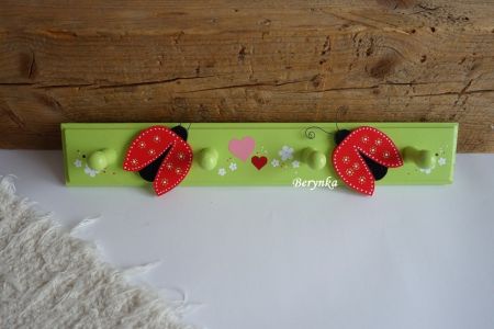 Dětský věšák s beruškami