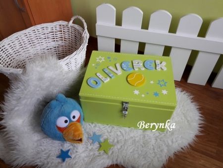 Dřevěná vzpomínková bedýnka s tenisovým míčkem