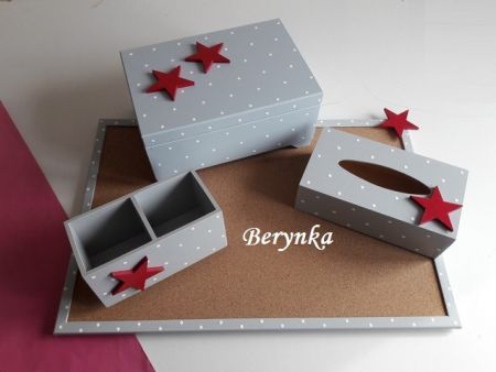 Dřevěné dekorace - šedé s malinovou hvězdičkou