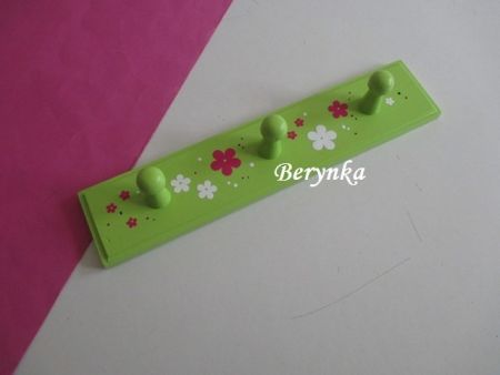 Dřevěný věšák s kytičkami